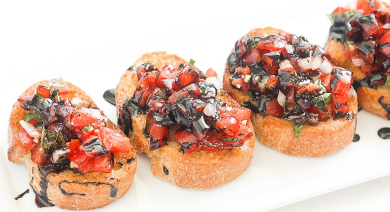 Easy Tomato Bruschetta with Balsamic Glaze Easy Tomato Bruschetta with Balsamic Glaze