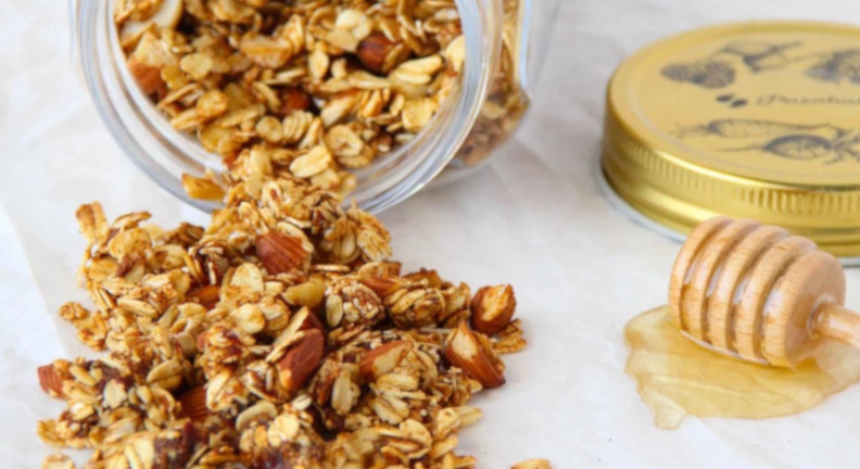 Cinnamon, Date, and Almond Granola Cinnamon, Date, and Almond Granola