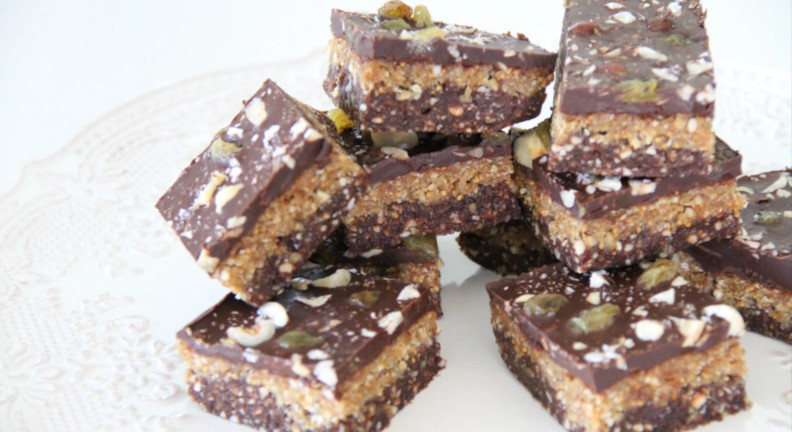 Fig, Date, and Chocolate Super Bars Fig, Date, and Chocolate Super Bars